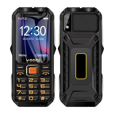 Un bon prix. YEEMI Q8 2G Téléphone portable 2,4 pouces Carte SIM double 3000mAh MP3 FM lampe de poche haut-parleur en ligne